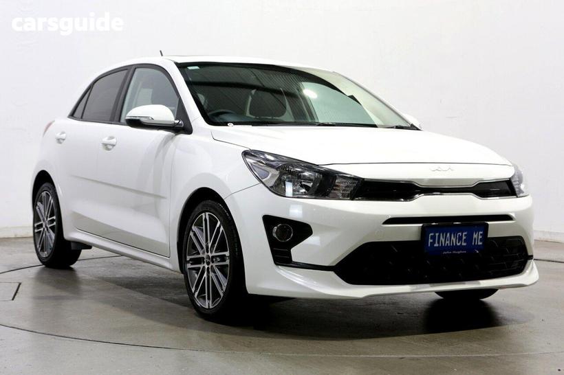 White 2021 Kia RIO Hatchback Sx