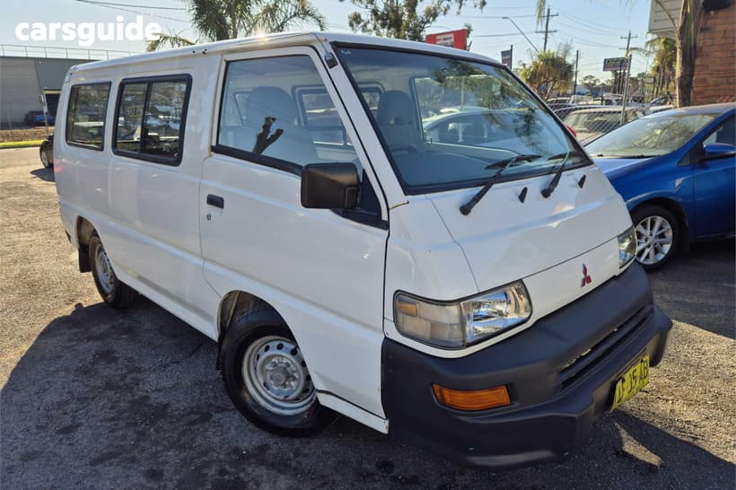White 2005 Mitsubishi Express Van Swb