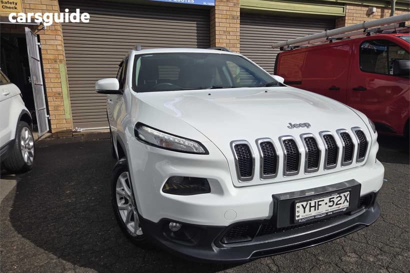 White 2017 Jeep Cherokee Wagon Longitude (4X4)