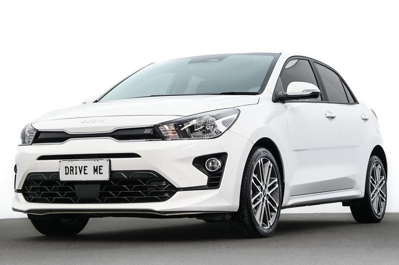 White 2022 Kia RIO Hatchback Sport