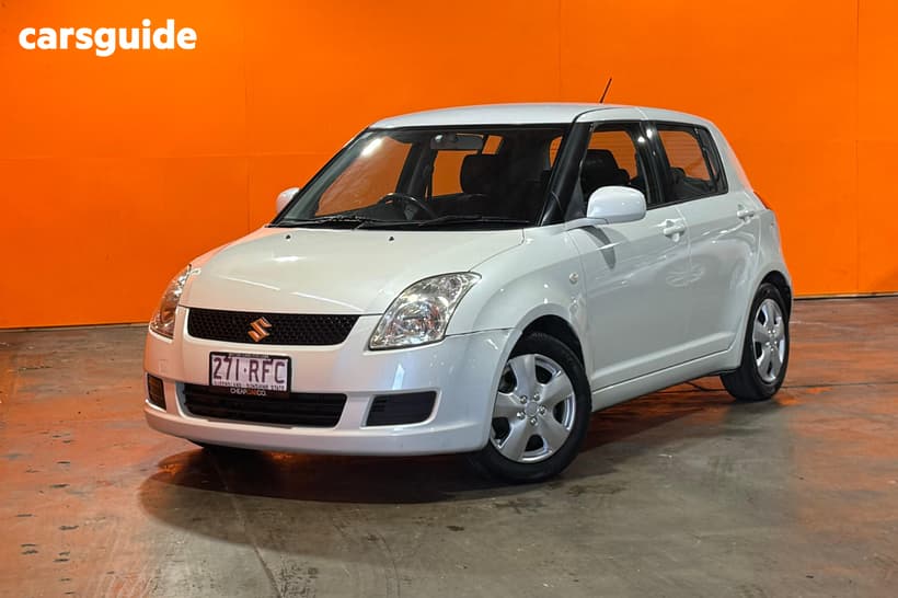 White 2010 Suzuki Swift Hatchback Re.4