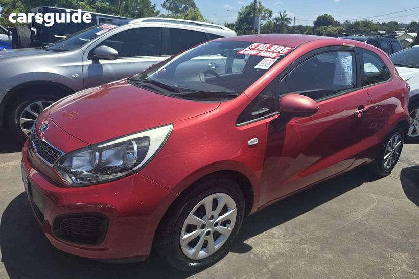 Red 2014 Kia RIO Hatchback S