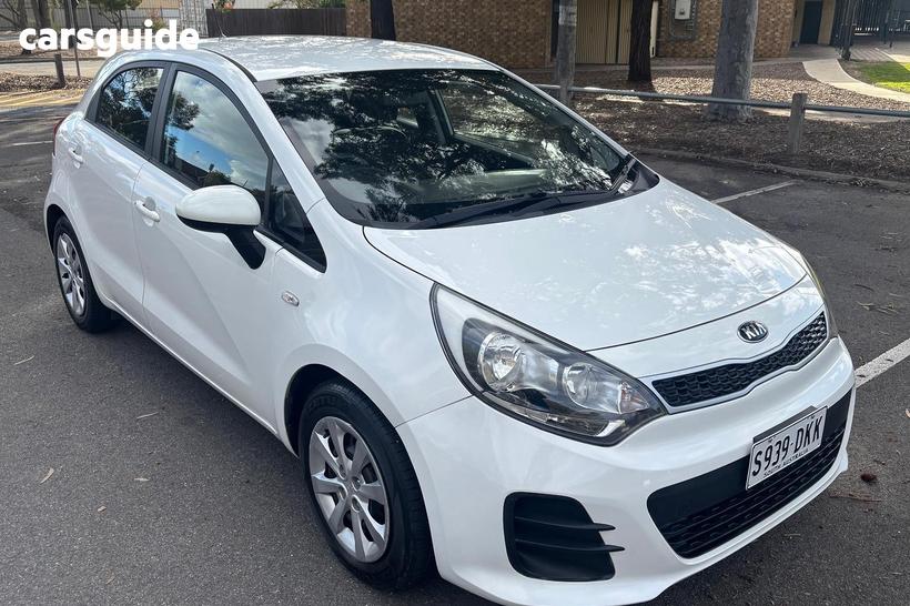White 2015 Kia RIO Hatchback S