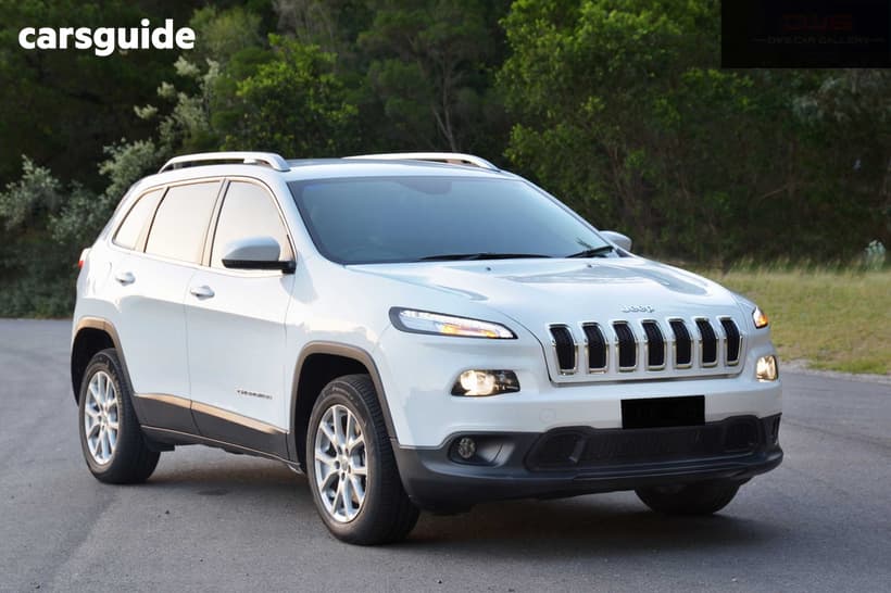White 2017 Jeep Cherokee Wagon Longitude (4X4)