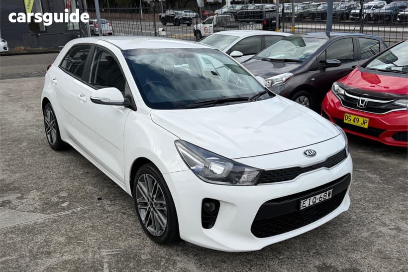 White 2020 Kia RIO Hatchback Sport