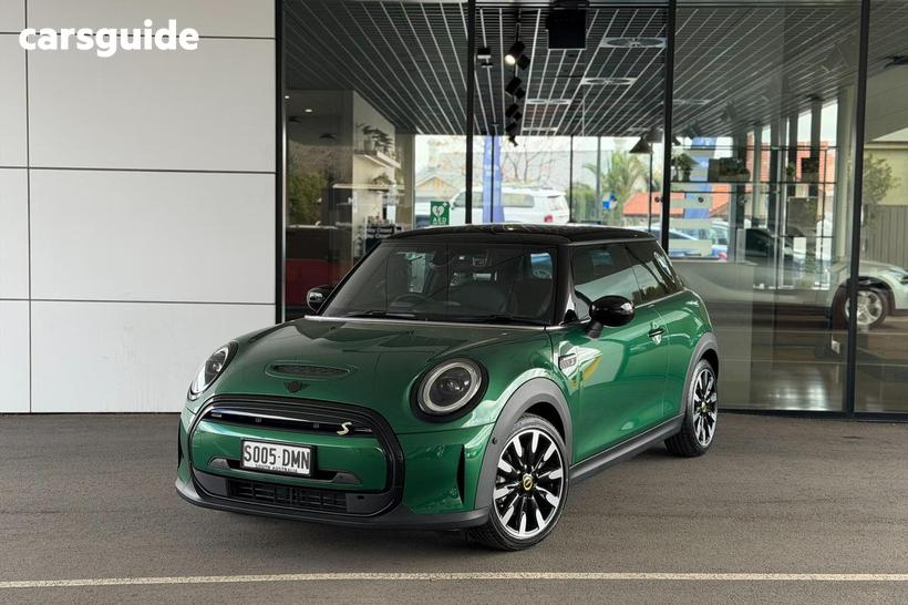 Green 2023 Mini Cooper Hatchback Se Classic 3D Hatch