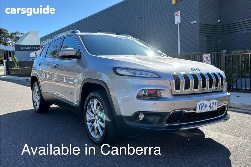 Silver 2017 Jeep Cherokee Wagon Limited (4X4)