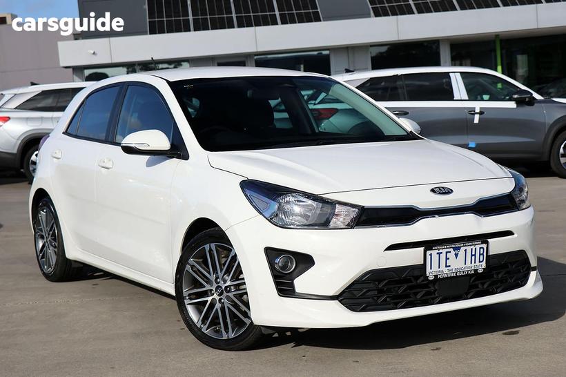 White 2021 Kia RIO Hatchback Sport