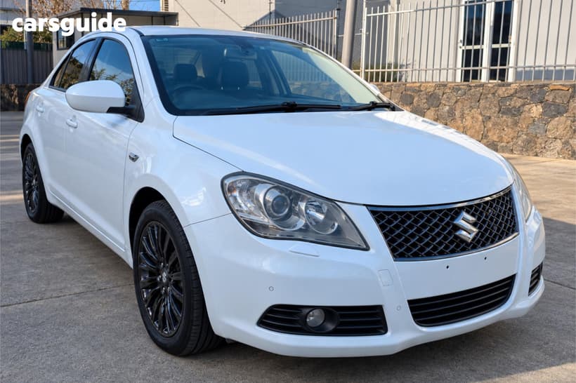 White 2010 Suzuki Kizashi Sedan Xls