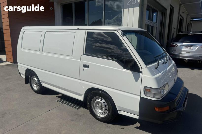 White 2011 Mitsubishi Express Commercial SJ