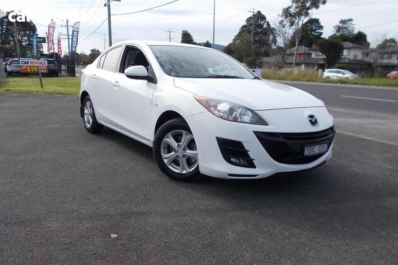 White 2010 Mazda 3 Sedan Maxx