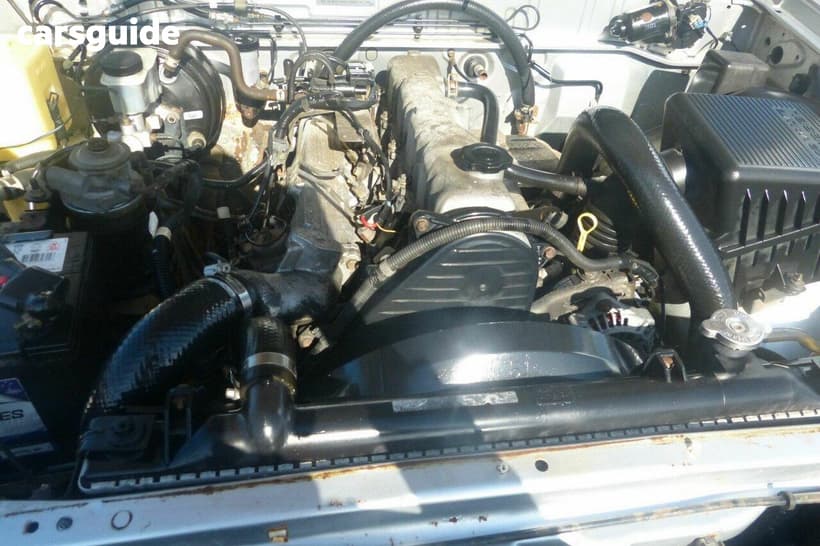Silver 2000 Mazda B2500 Cab Chassis Bravo Dx (4X4)