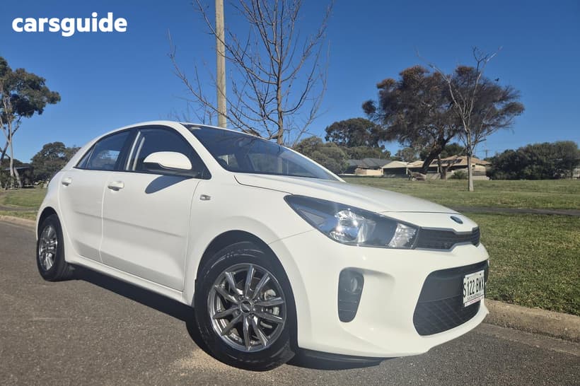 White 2018 Kia RIO Hatchback S