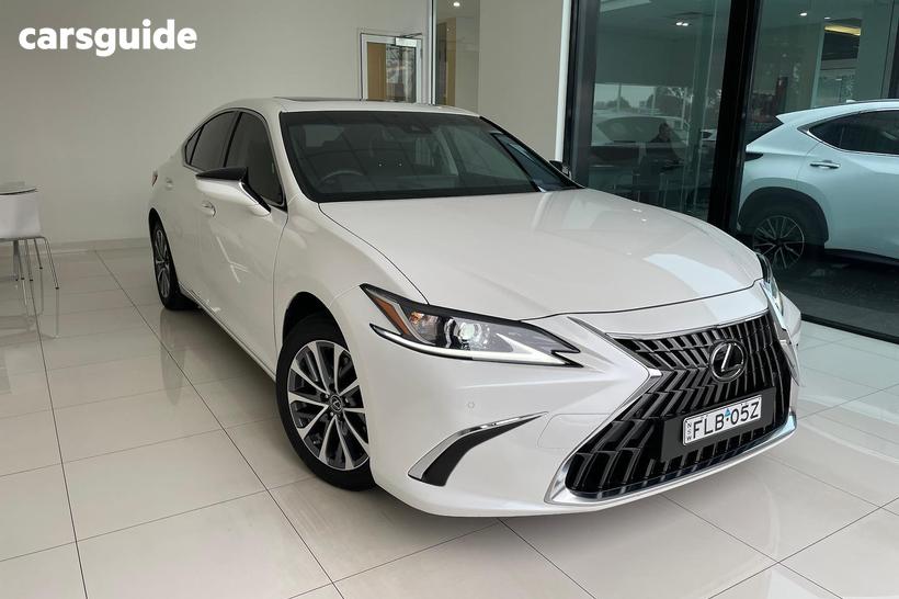 White 2024 Lexus ES300H Sedan Luxury (Hybrid)
