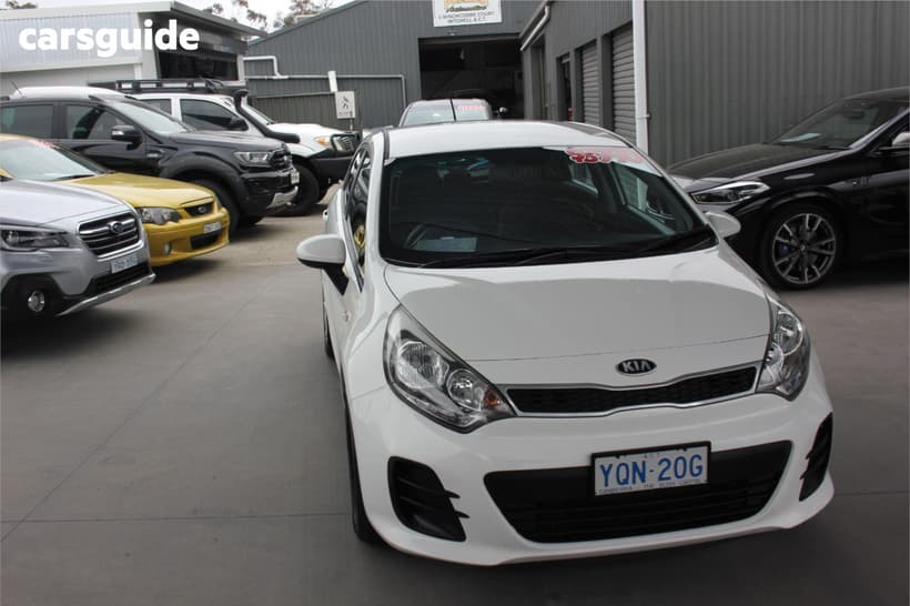 White 2016 Kia RIO Hatchback S