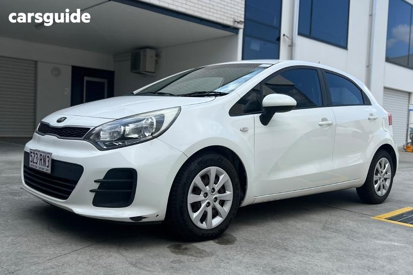 White 2015 Kia RIO Hatchback S