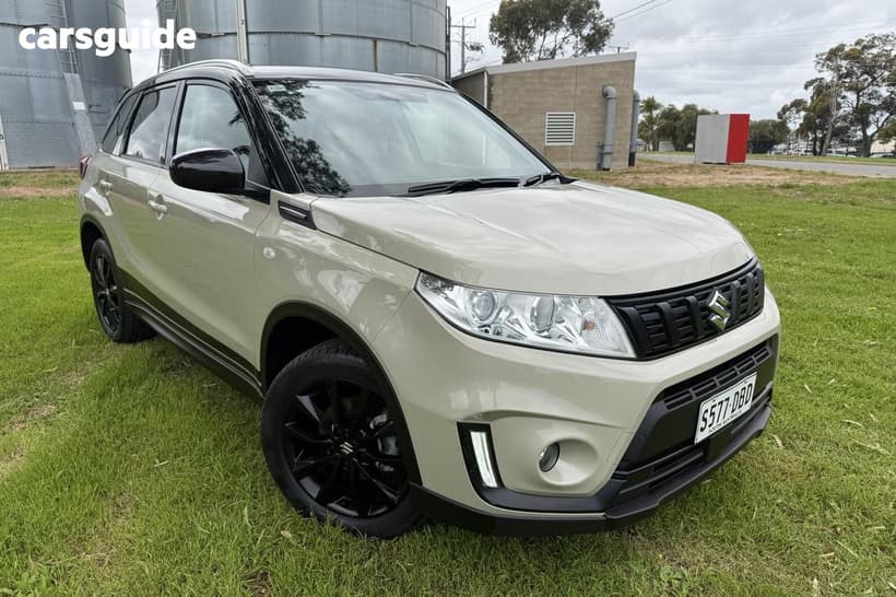 Beige 2023 Suzuki Vitara Wagon Shadow