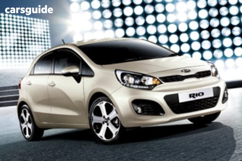White 2013 Kia RIO Hatchback S