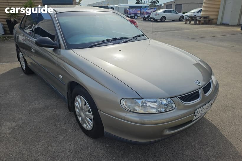 Gold 2000 Holden Commodore Sedan Executive